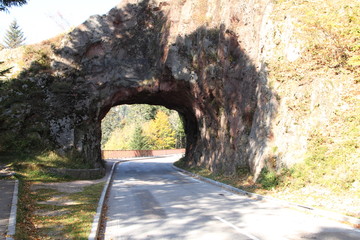 Bergstrasse in den Vogesen mit einem Felsentunnel 1