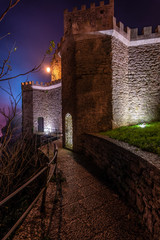 Veduta notturna del castello di Venere nel borgo medievale di Erice, provincia di Trapani IT	