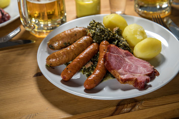 Oldenburger Grünkohl mit Grützwurst, Kassler und Mettenden dazu Bier und Korn