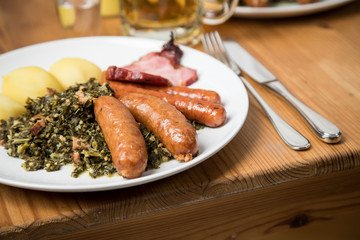 Oldenburger Grünkohl mit Pinkel, Kohlwurst, Kassler Nacken und Kartoffeln dazu Bier und Korn