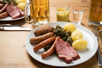 Oldenburger Grünkohl mit Grützwurst, Kassler und Mettenden dazu Bier und Korn