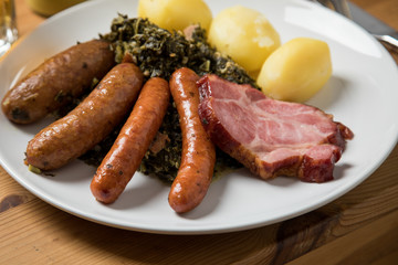 Oldenburger Grünkohl mit Pinkel, Kohlwurst, Kassler Nacken und Kartoffeln 