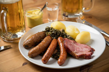 Oldenburger Grünkohl mit Pinkel, Kohlwurst, Kassler Nacken und Kartoffeln dazu Bier und Korn