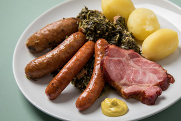 Oldenburger Grünkohl mit Pinkel, Kohlwurst, Kassler Nacken,  Kartoffeln und Senf
