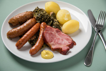 Oldenburger Grünkohl mit Pinkel, Kohlwurst, Kassler Nacken,  Kartoffeln und Senf