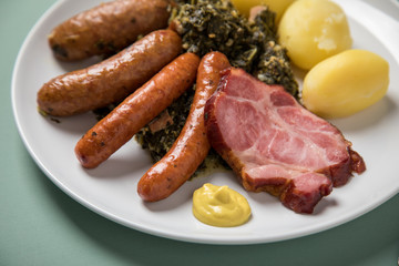 Oldenburger Grünkohl mit Pinkel, Kohlwurst, Kassler Nacken,  Kartoffeln und Senf