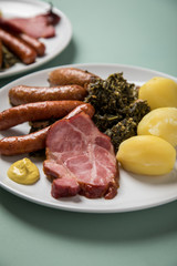 Oldenburger Grünkohl mit Pinkel, Kohlwurst, Kassler Nacken,  Kartoffeln und Senf