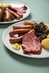 Oldenburger Grünkohl mit Pinkel, Kohlwurst, Kassler Nacken,  Kartoffeln und Senf
