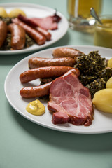 Oldenburger Grünkohl mit Pinkel, Kohlwurst, Kassler Nacken,  Kartoffeln und Senf