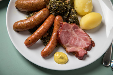 Oldenburger Grünkohl mit Pinkel, Kohlwurst, Kassler Nacken,  Kartoffeln und Senf