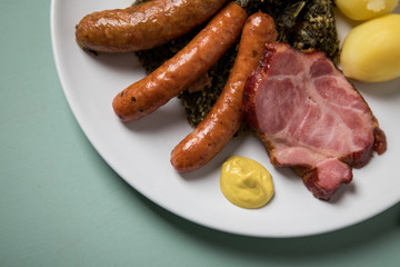 Oldenburger Grünkohl mit Pinkel, Kohlwurst, Kassler Nacken,  Kartoffeln und Senf
