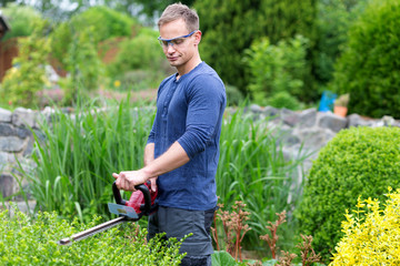 Gärtner bei Gartenarbeit