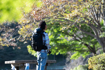 秋の行楽 登山中に眺める景色　日本人男性1