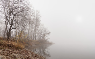 Obraz na płótnie Canvas Autumn morning by the river.