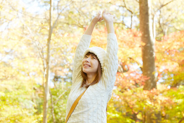 Naklejka premium 女性 紅葉 リラックス