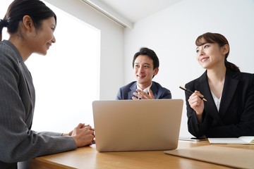 微笑むビジネスマンとキャリアウーマン