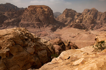 Fototapeta na wymiar Blick auf Felsformationen in der antiken Stadt Petra, Jordanien
