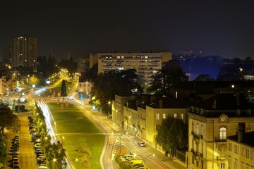 Fototapeta na wymiar Paysage urbain d'une ville la nuit.