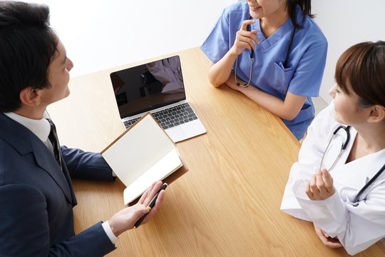 考える女性医師と看護師　ビジネス
