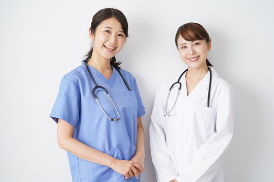 笑顔の女性医師と看護師