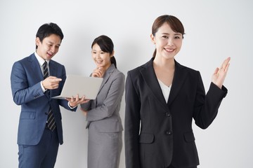 ご案内する女性