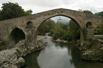 Puente romano de Cangas de Onil en Asturias