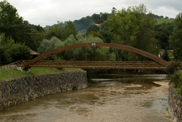 Fototapeta na wymiar Paisaje con puente de Cangas de Onil