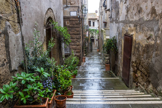 Fototapeta Pitigliano buildings and streets in medieval town in Tuscany