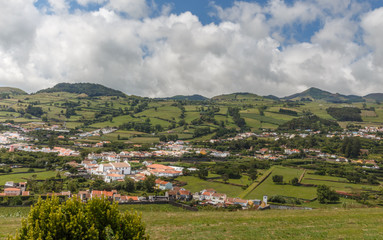Fototapeta na wymiar Bergiges Hinterland auf Sao Miguel / Azoren