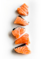 Trozos cortados de salmón fresco vistos cenitalmente 6