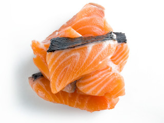 Trozos cortados de salmón fresco vistos cenitalmente 4