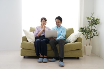 楽しそうなカップル、夫婦