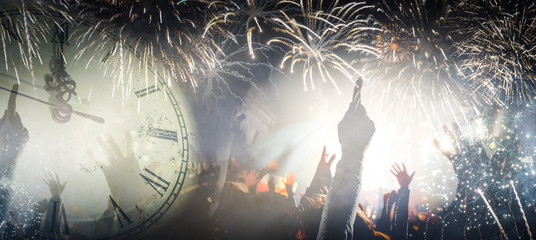Menschen feiern den Jahreswechsel