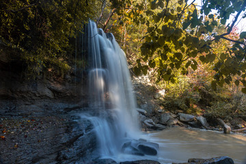 Obraz premium Looking behind the Falls