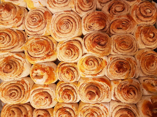 Obraz na płótnie Canvas top view of cinnamon rolls side by side for background