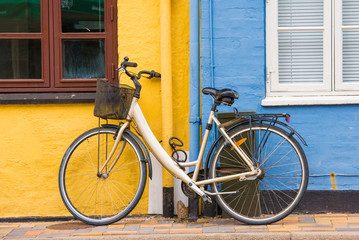 Fototapeta na wymiar bike against a colorful wall