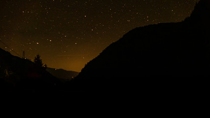 Obraz premium night photohraphy with stars in mountains