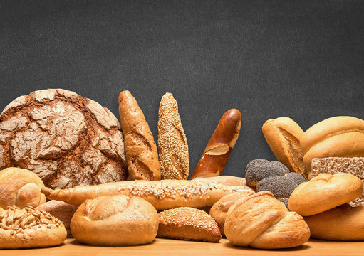 Reiche Auswahl an Brot und Geb&auml;cksortiment mit Tafel im Hintergrund f&uuml;r eigene Botschaft