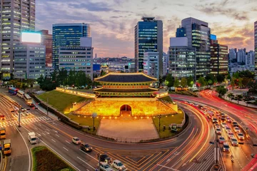 Gordijnen Uitzicht op het centrum bij namdaemun-poort in Seoul, Zuid-Korea © sayan