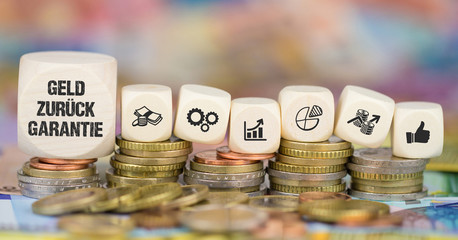 Geld zurück Garantie / Münzenstapel mit Symbole