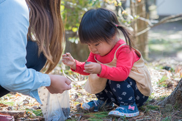 自然と遊ぶ子供