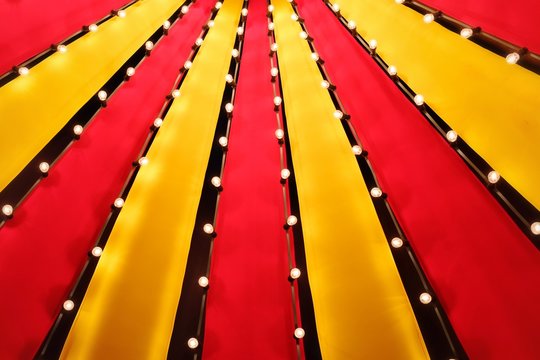 Blick nach oben in das Dach eines kleinen Zirkuszeltes