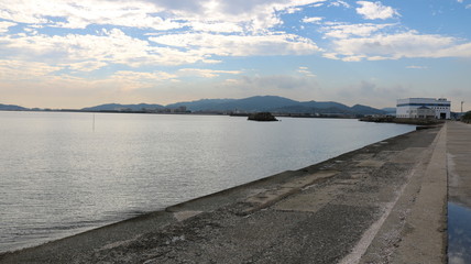 蒲郡 竹島園地の海岸波打ち際 夕方