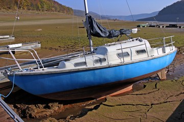 Fototapeta premium Trockengefallenes Segelboot im extrem leeren Edersee 