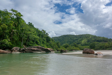 Foz do rio Itamambuca no mar na praia de Itamambuca em Ubatuba, SÃ£o Paulo