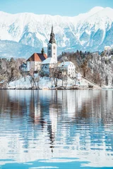 Poster de jardin Blanche Lac de Bled avec l& 39 île et le château de Bled au lever du soleil en hiver, Slovénie
