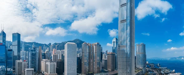 Foto op Plexiglas Panoramisch uitzicht op de skylines van Hong Kong met prachtige blauwe lucht © YiuCheung
