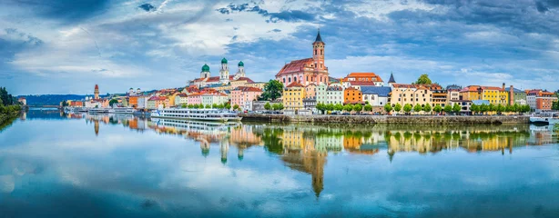 Poster Im Rahmen Passau-Stadtpanorama mit Donau bei Sonnenuntergang, Bayern, Deutschland © JFL Photography