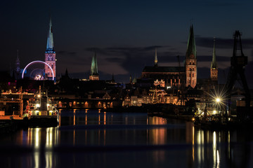 Obraz premium Skyline der Hansestadt Lübeck in der Nacht