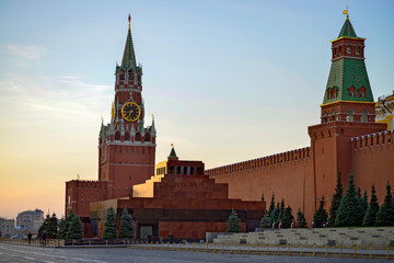 Красная площадь, ранним осенним утром.